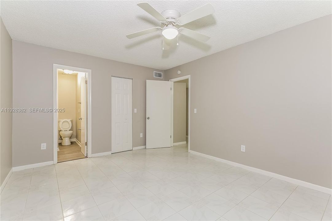 В аренду: $2,410 (2 спален, 2 ванн, 1205 Квадратных фут)