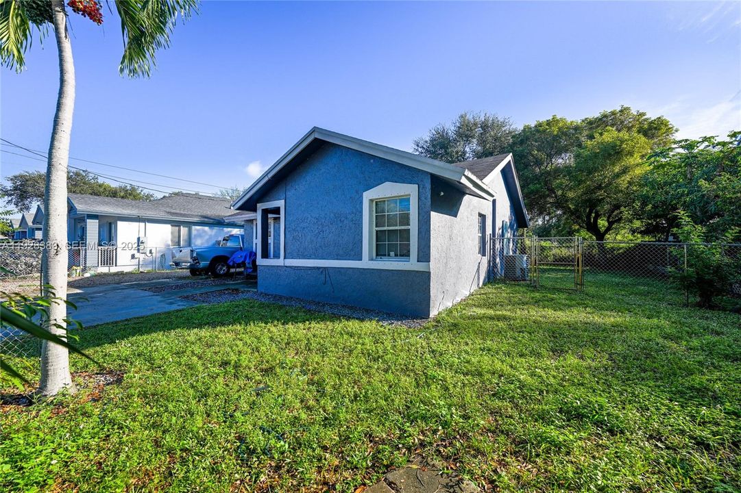 На продажу: $399,990 (3 спален, 2 ванн, 1118 Квадратных фут)