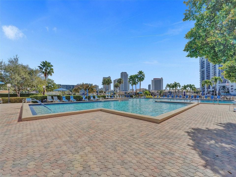 For Sale: $275,000 (1 beds, 1 baths, 828 Square Feet)