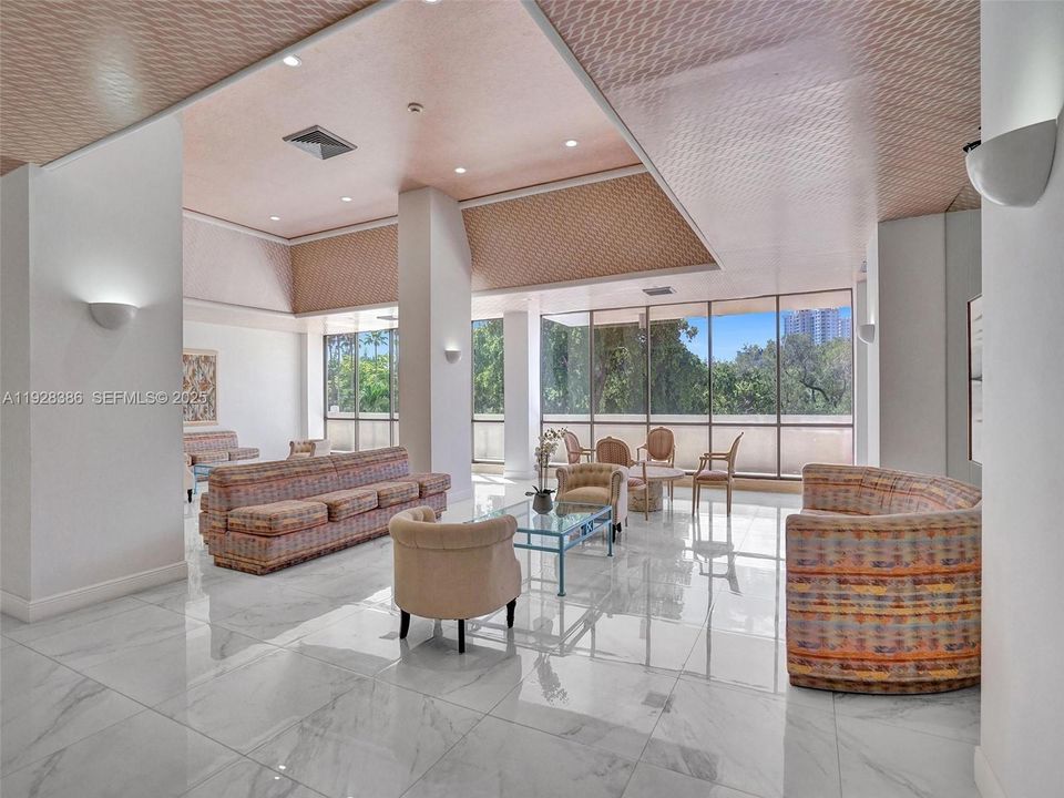 For Sale: $275,000 (1 beds, 1 baths, 828 Square Feet)