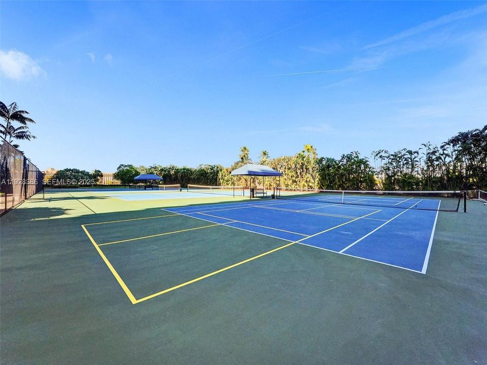 For Sale: $275,000 (1 beds, 1 baths, 828 Square Feet)