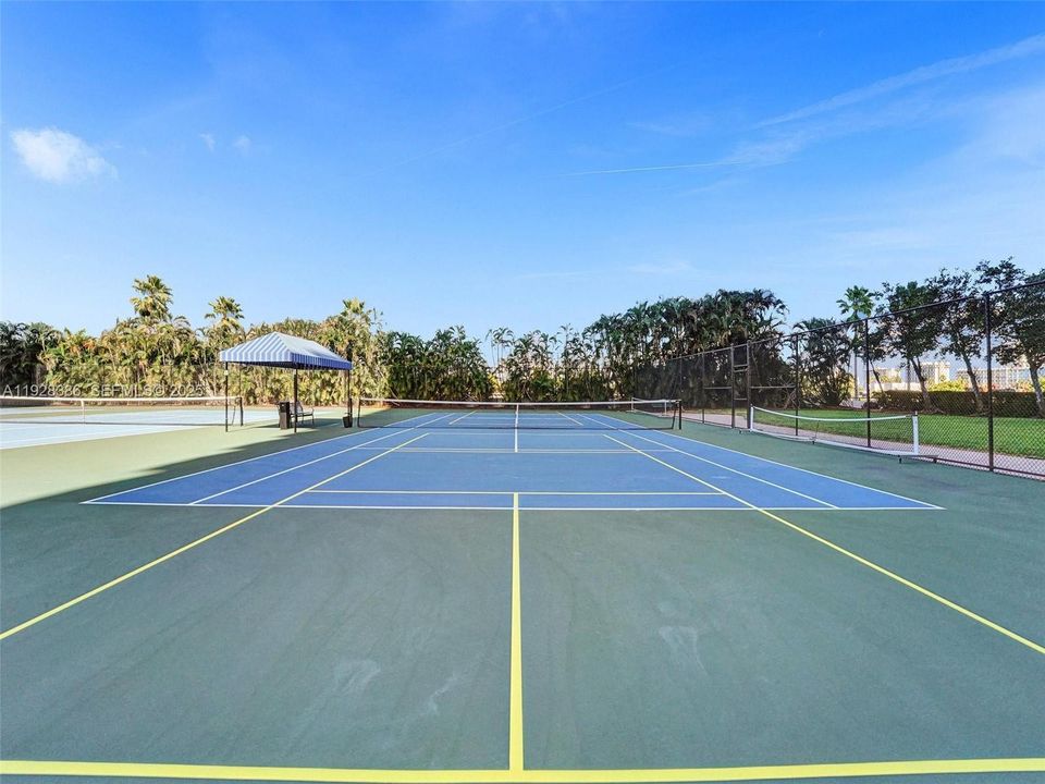 For Sale: $275,000 (1 beds, 1 baths, 828 Square Feet)