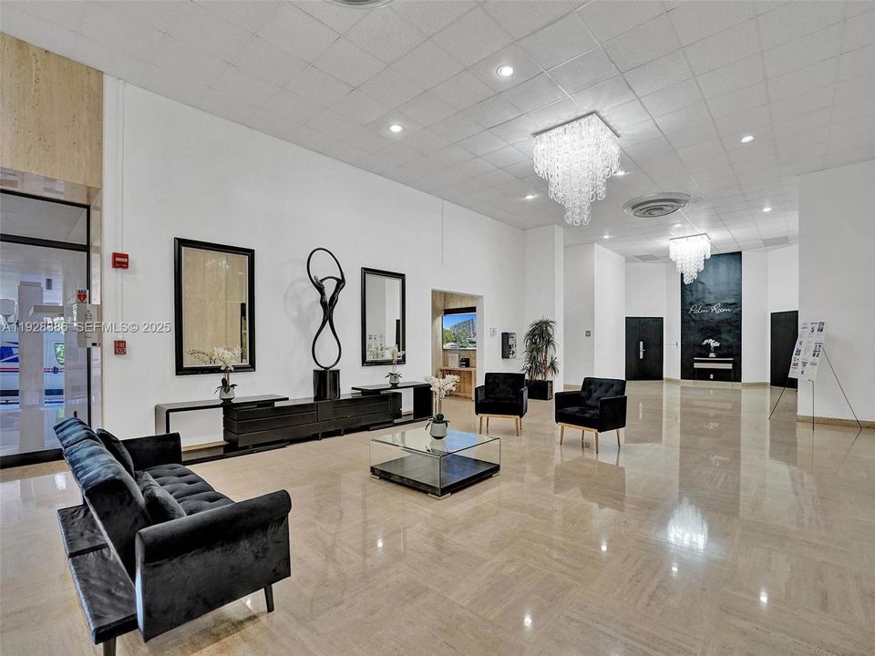 For Sale: $275,000 (1 beds, 1 baths, 828 Square Feet)