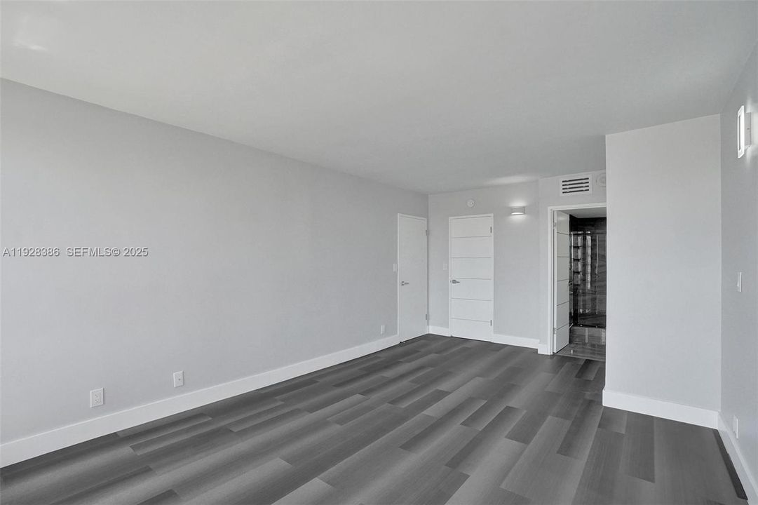 For Sale: $275,000 (1 beds, 1 baths, 828 Square Feet)