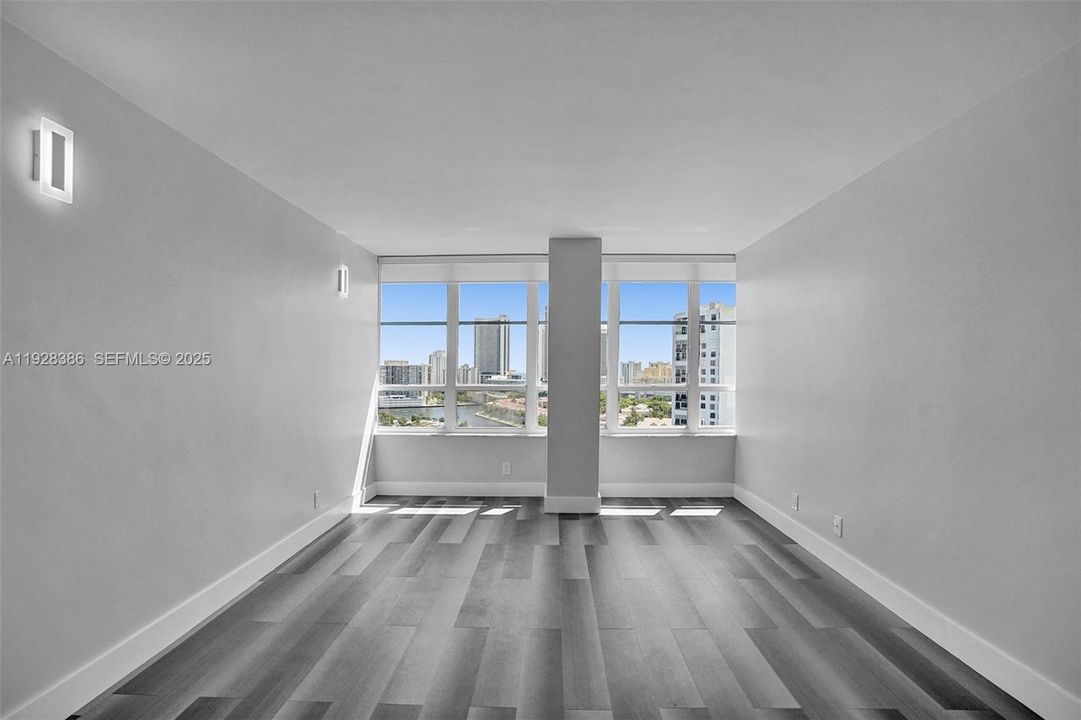 For Sale: $275,000 (1 beds, 1 baths, 828 Square Feet)