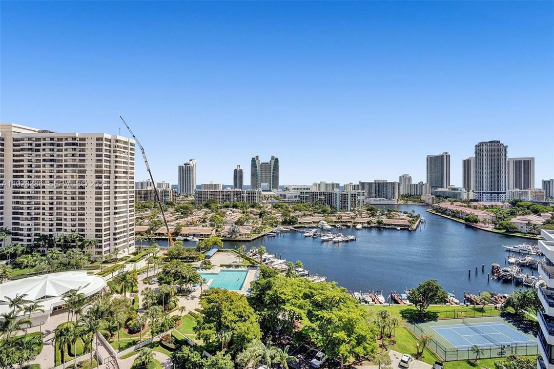 For Sale: $275,000 (1 beds, 1 baths, 828 Square Feet)