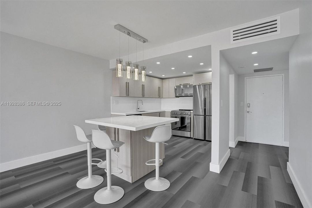 For Sale: $275,000 (1 beds, 1 baths, 828 Square Feet)