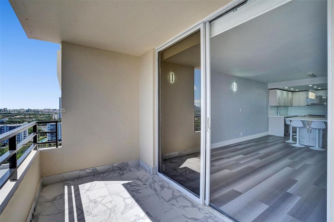 For Sale: $275,000 (1 beds, 1 baths, 828 Square Feet)