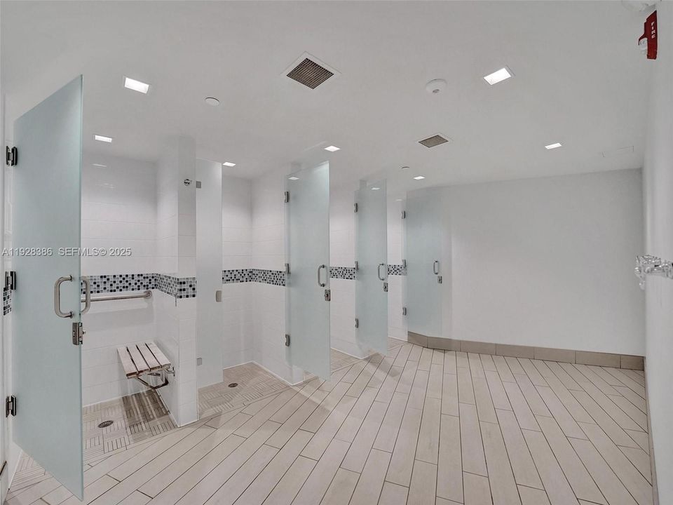 For Sale: $275,000 (1 beds, 1 baths, 828 Square Feet)