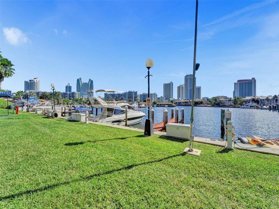 For Sale: $275,000 (1 beds, 1 baths, 828 Square Feet)