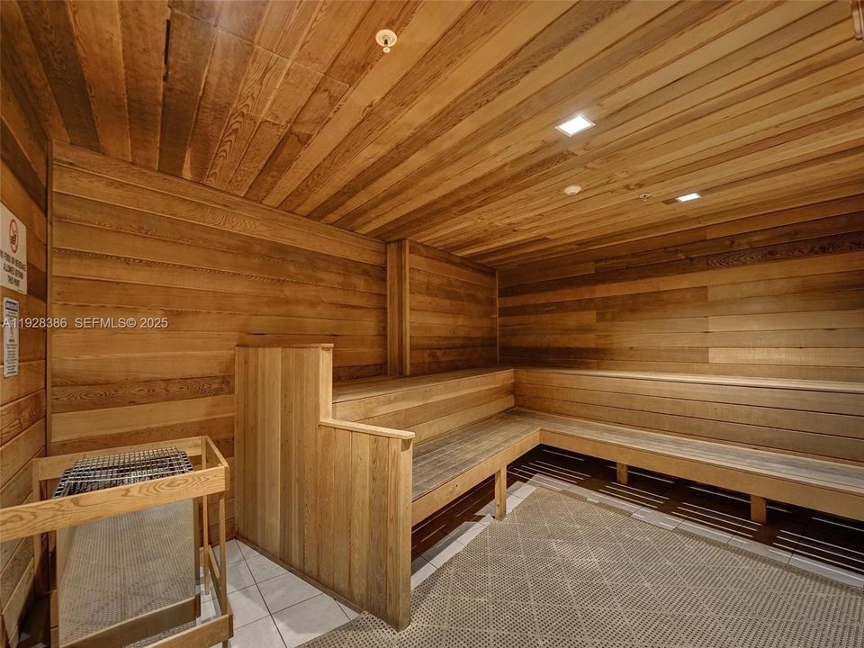 For Sale: $275,000 (1 beds, 1 baths, 828 Square Feet)