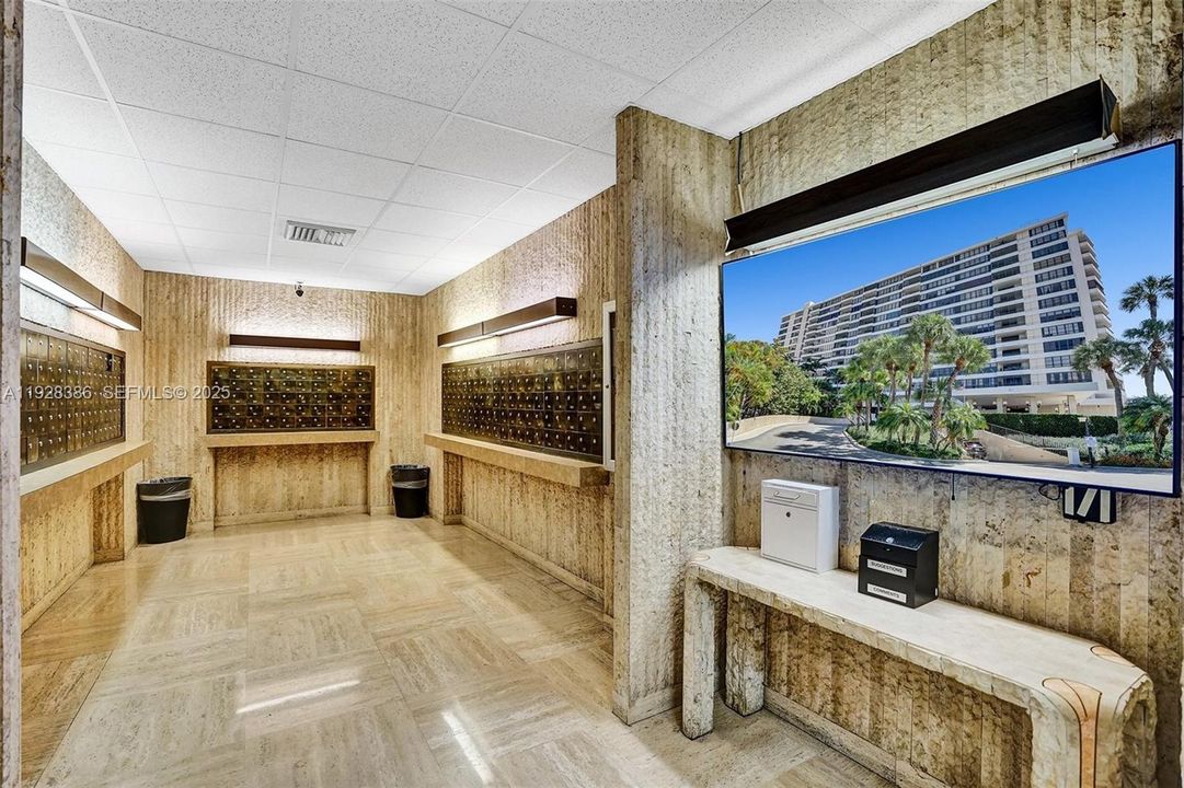 For Sale: $275,000 (1 beds, 1 baths, 828 Square Feet)