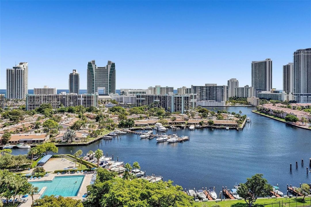 For Sale: $275,000 (1 beds, 1 baths, 828 Square Feet)