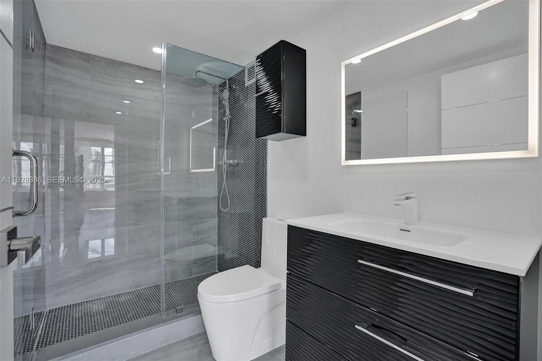 For Sale: $275,000 (1 beds, 1 baths, 828 Square Feet)