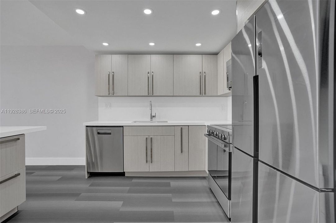 For Sale: $275,000 (1 beds, 1 baths, 828 Square Feet)