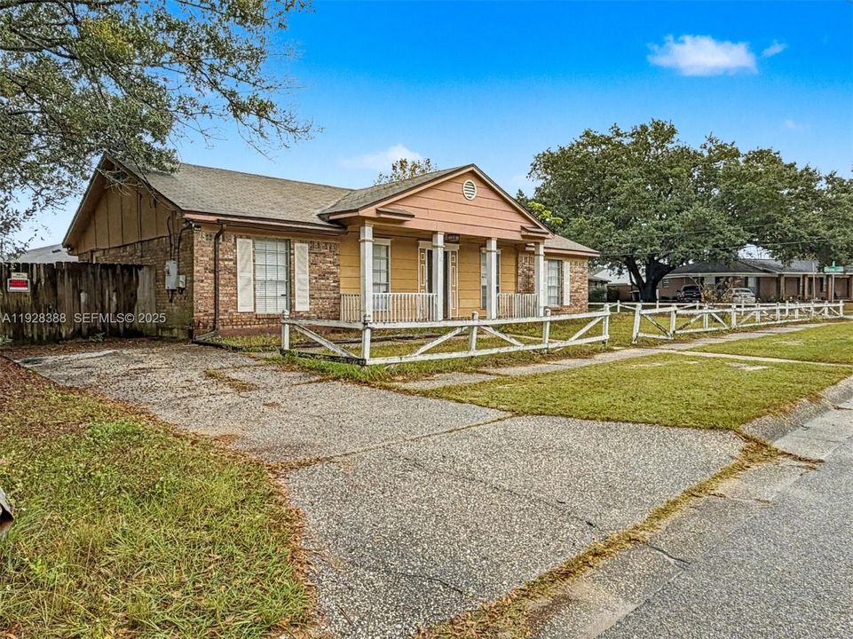 For Sale: $175,000 (3 beds, 2 baths, 1588 Square Feet)