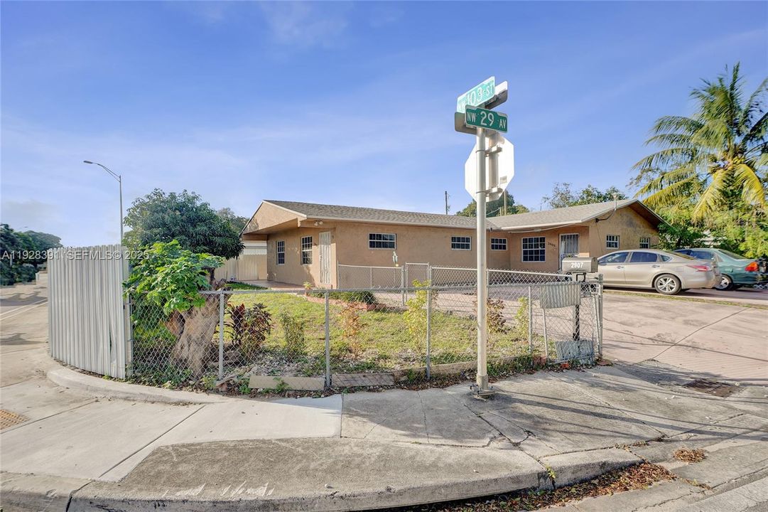 В аренду: $2,200 (2 спален, 1 ванн, 900 Квадратных фут)