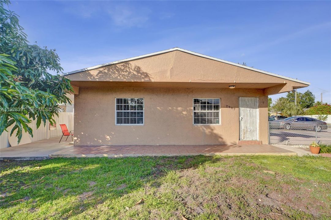 В аренду: $2,200 (2 спален, 1 ванн, 900 Квадратных фут)