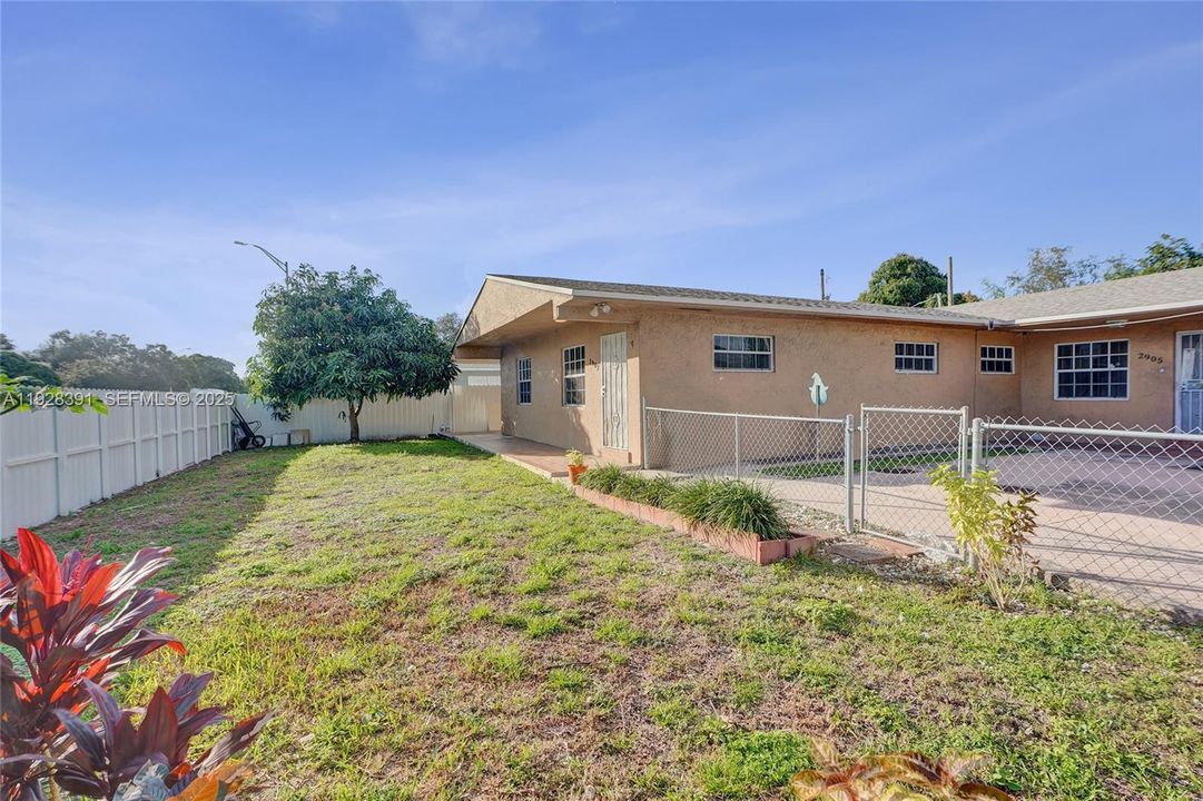 В аренду: $2,200 (2 спален, 1 ванн, 900 Квадратных фут)