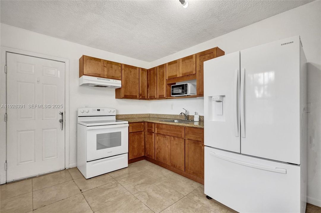 В аренду: $2,200 (2 спален, 1 ванн, 900 Квадратных фут)