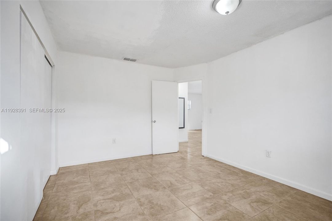 В аренду: $2,200 (2 спален, 1 ванн, 900 Квадратных фут)