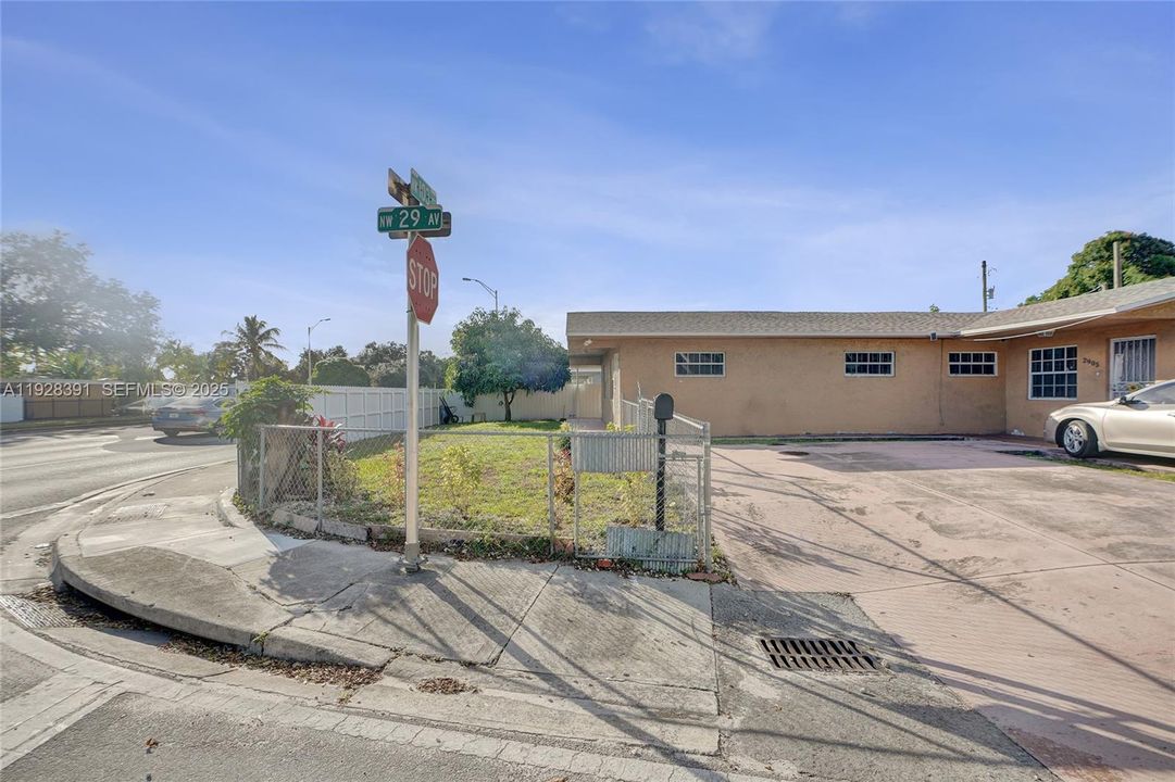 В аренду: $2,200 (2 спален, 1 ванн, 900 Квадратных фут)