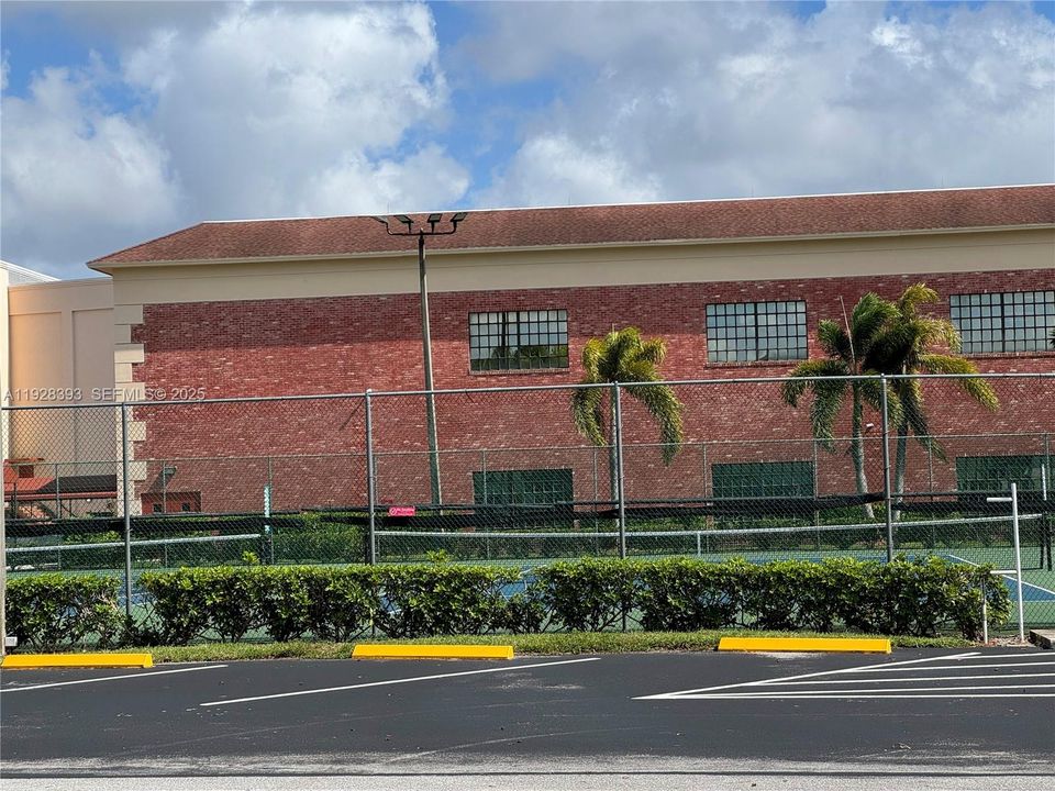 For Rent: $1,400 (1 beds, 1 baths, 720 Square Feet)