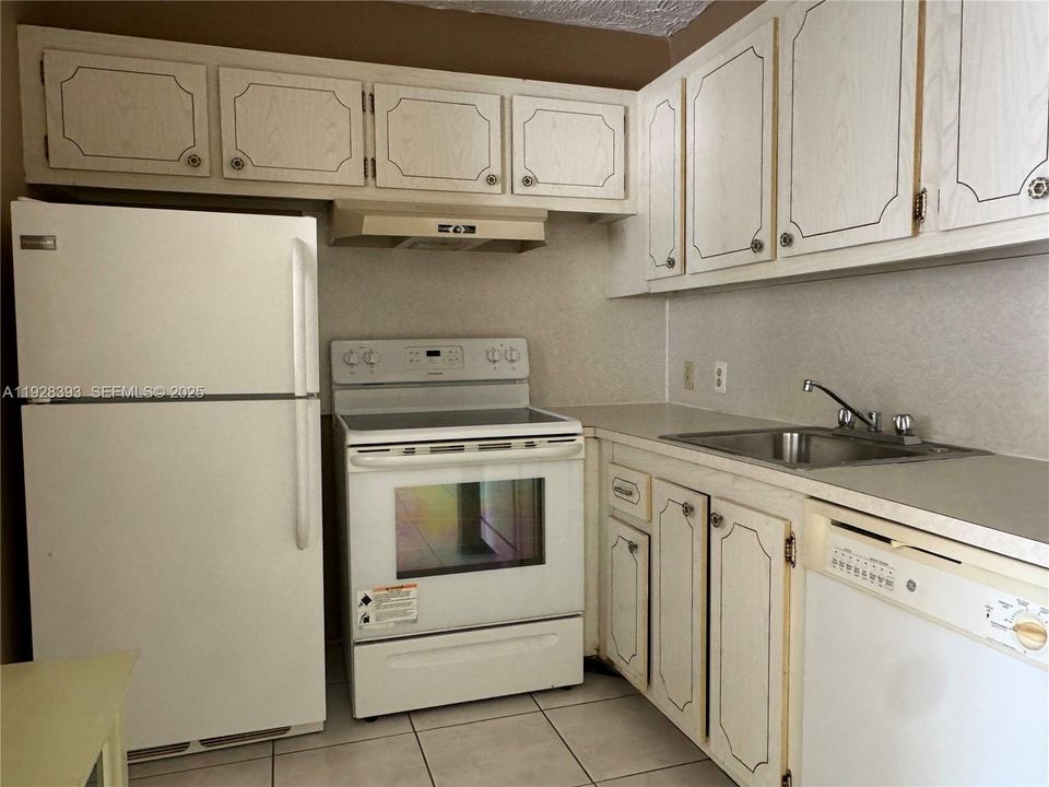 For Rent: $1,400 (1 beds, 1 baths, 720 Square Feet)
