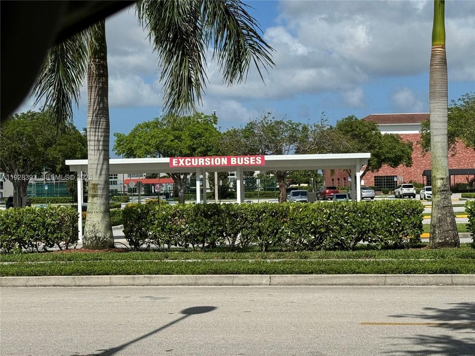 For Rent: $1,400 (1 beds, 1 baths, 720 Square Feet)