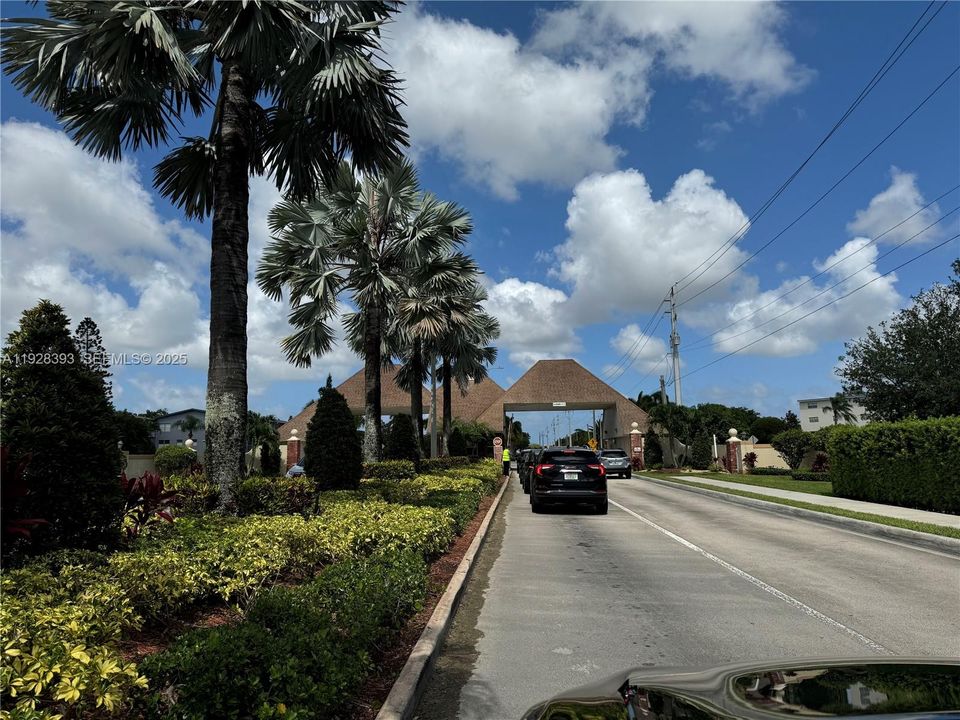 For Rent: $1,400 (1 beds, 1 baths, 720 Square Feet)