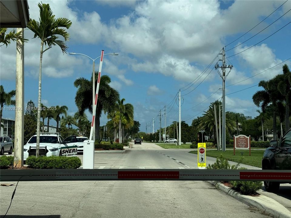 For Rent: $1,400 (1 beds, 1 baths, 720 Square Feet)