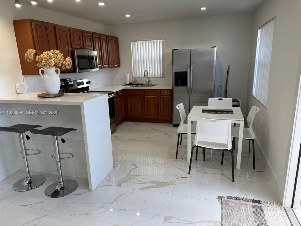 For Rent: $2,300 (2 beds, 1 baths, 2210 Square Feet)