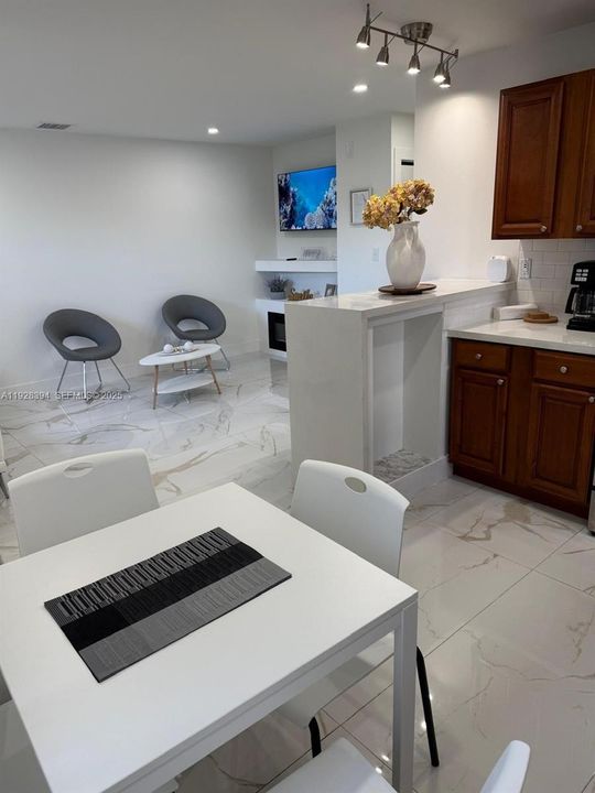 For Rent: $2,300 (2 beds, 1 baths, 2210 Square Feet)