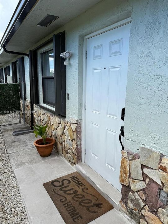 For Rent: $2,300 (2 beds, 1 baths, 2210 Square Feet)