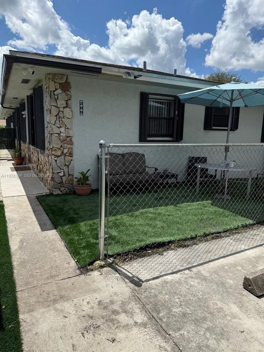 For Rent: $2,300 (2 beds, 1 baths, 2210 Square Feet)