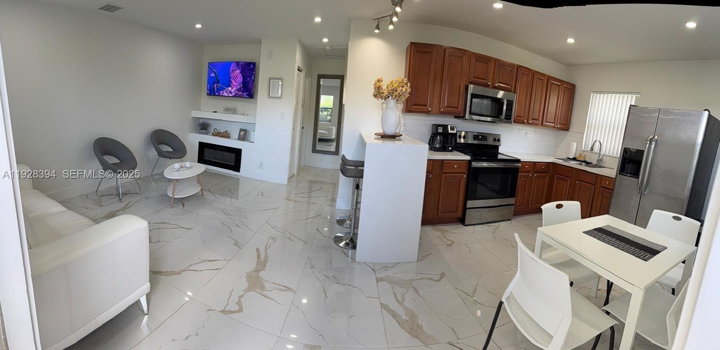 For Rent: $2,300 (2 beds, 1 baths, 2210 Square Feet)