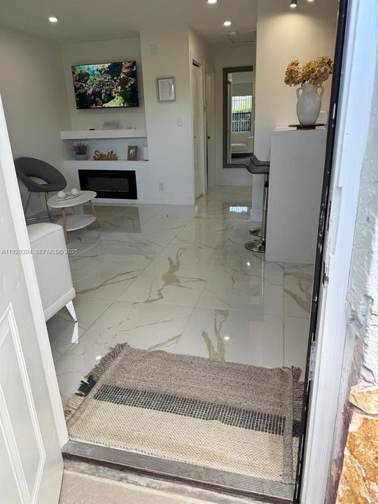 For Rent: $2,300 (2 beds, 1 baths, 2210 Square Feet)