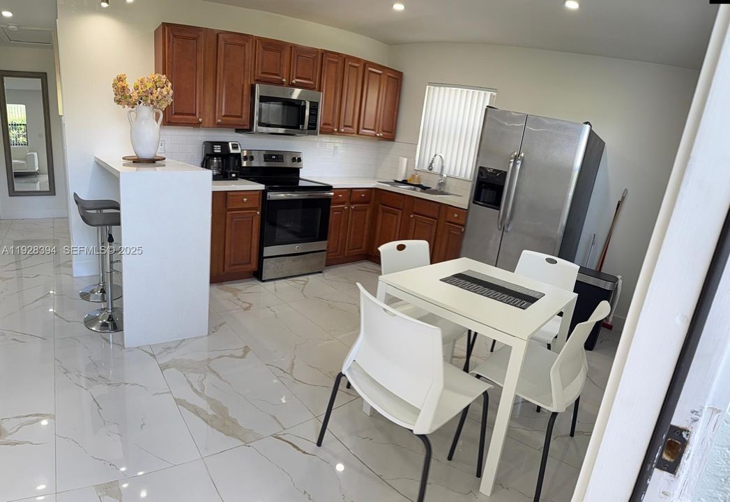 For Rent: $2,300 (2 beds, 1 baths, 2210 Square Feet)