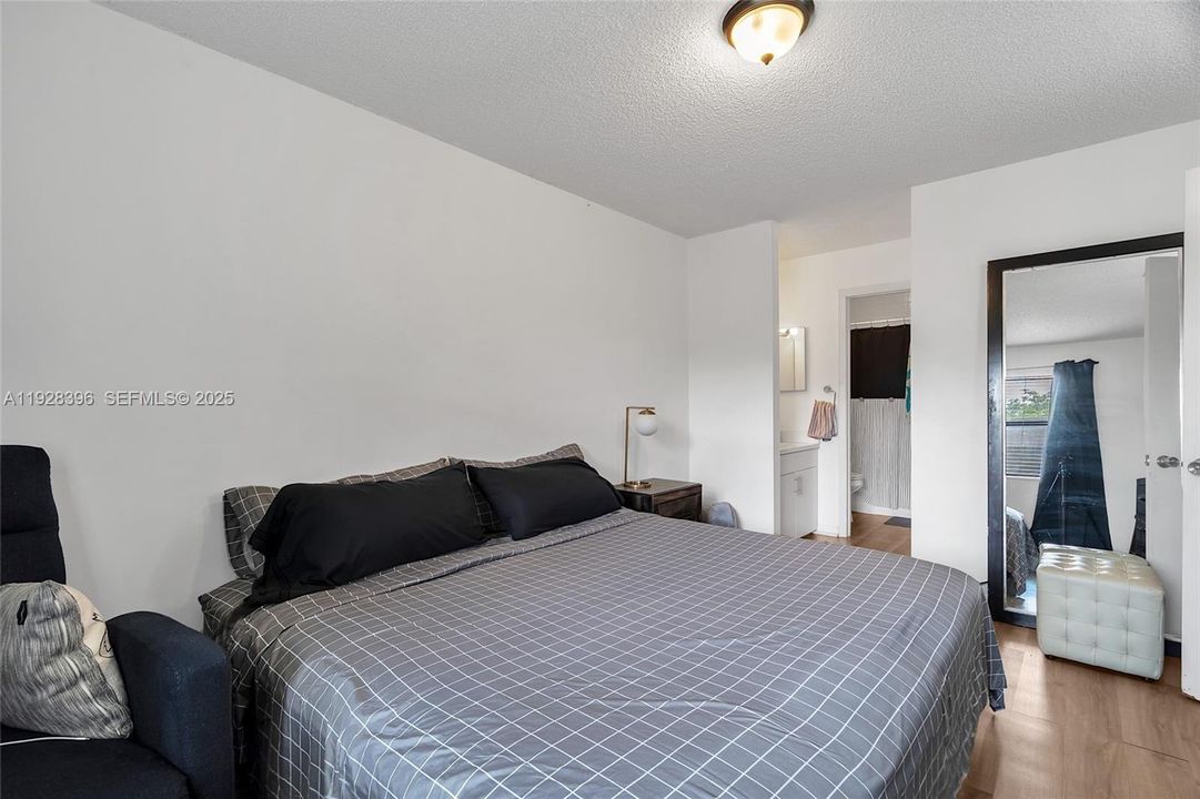 For Sale: $315,000 (3 beds, 2 baths, 993 Square Feet)