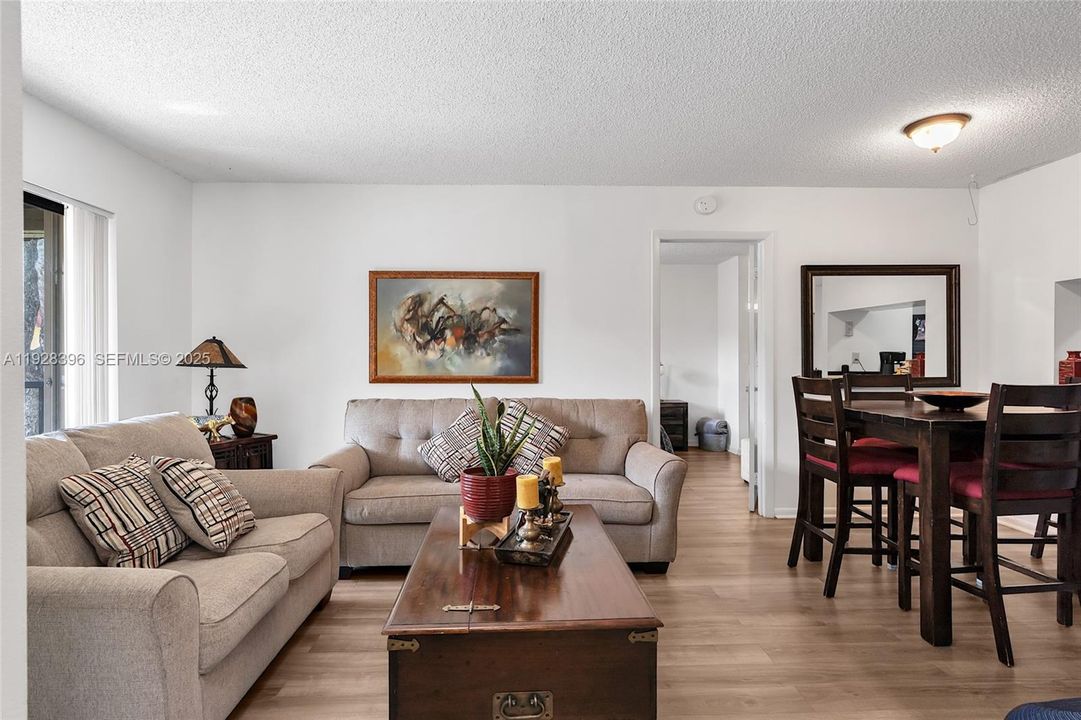 For Sale: $315,000 (3 beds, 2 baths, 993 Square Feet)