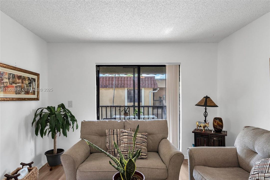 For Sale: $315,000 (3 beds, 2 baths, 993 Square Feet)