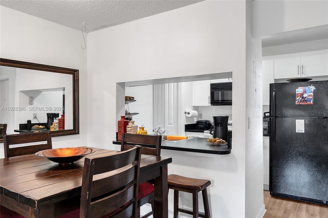 For Sale: $315,000 (3 beds, 2 baths, 993 Square Feet)