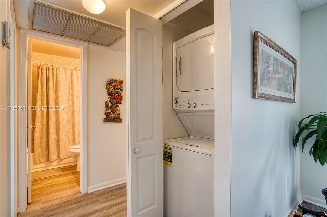 For Sale: $315,000 (3 beds, 2 baths, 993 Square Feet)