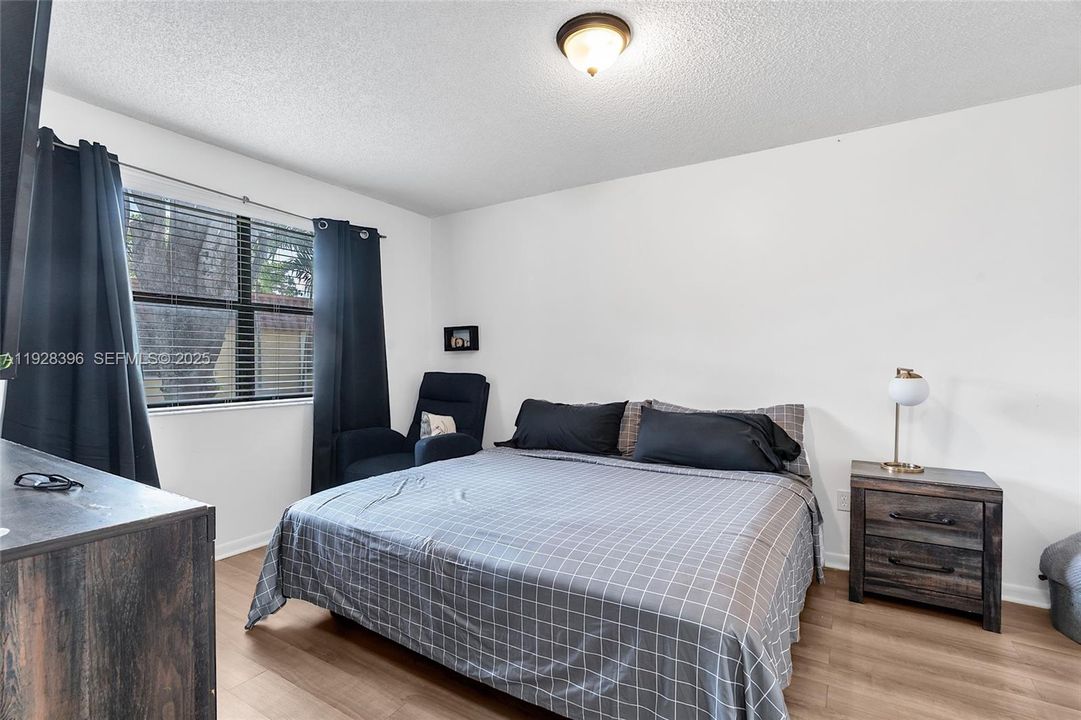 For Sale: $315,000 (3 beds, 2 baths, 993 Square Feet)