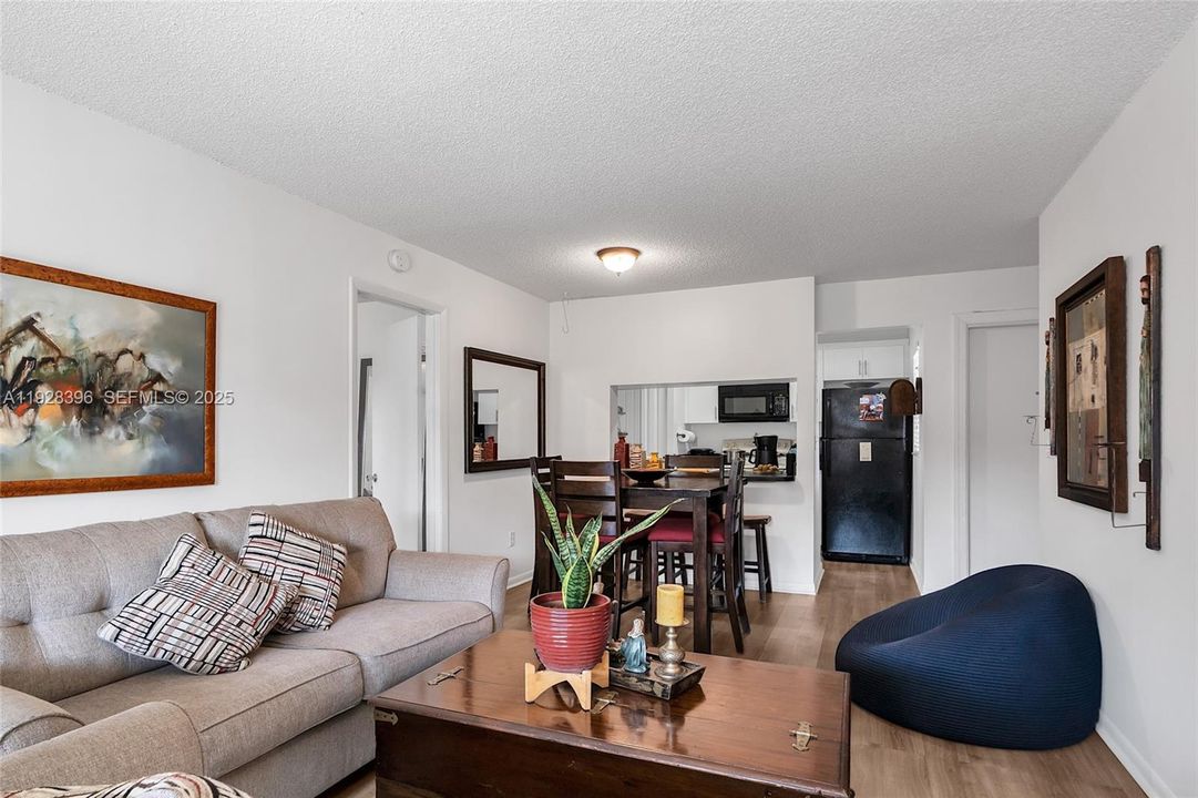 For Sale: $315,000 (3 beds, 2 baths, 993 Square Feet)