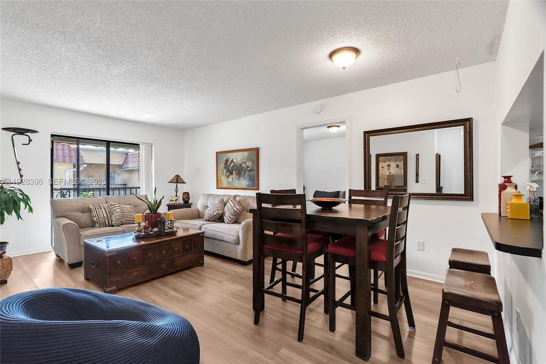 For Sale: $315,000 (3 beds, 2 baths, 993 Square Feet)