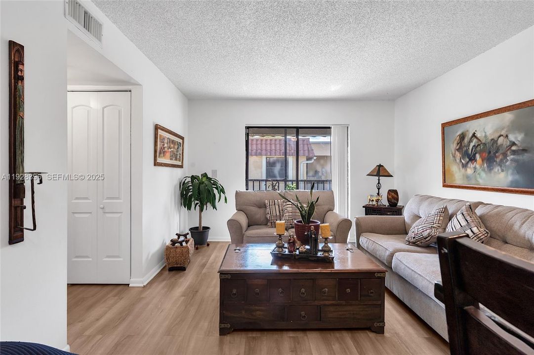 For Sale: $315,000 (3 beds, 2 baths, 993 Square Feet)