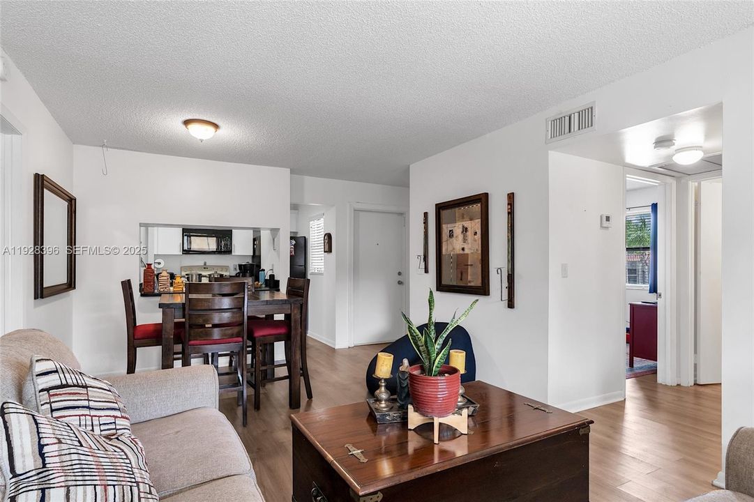 For Sale: $315,000 (3 beds, 2 baths, 993 Square Feet)