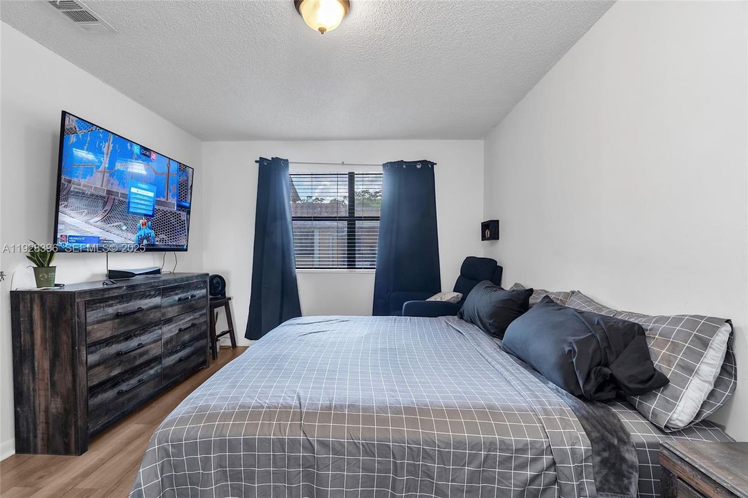 For Sale: $315,000 (3 beds, 2 baths, 993 Square Feet)