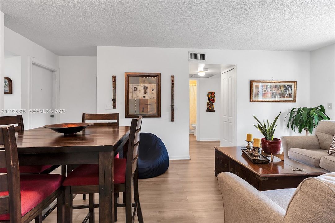 For Sale: $315,000 (3 beds, 2 baths, 993 Square Feet)